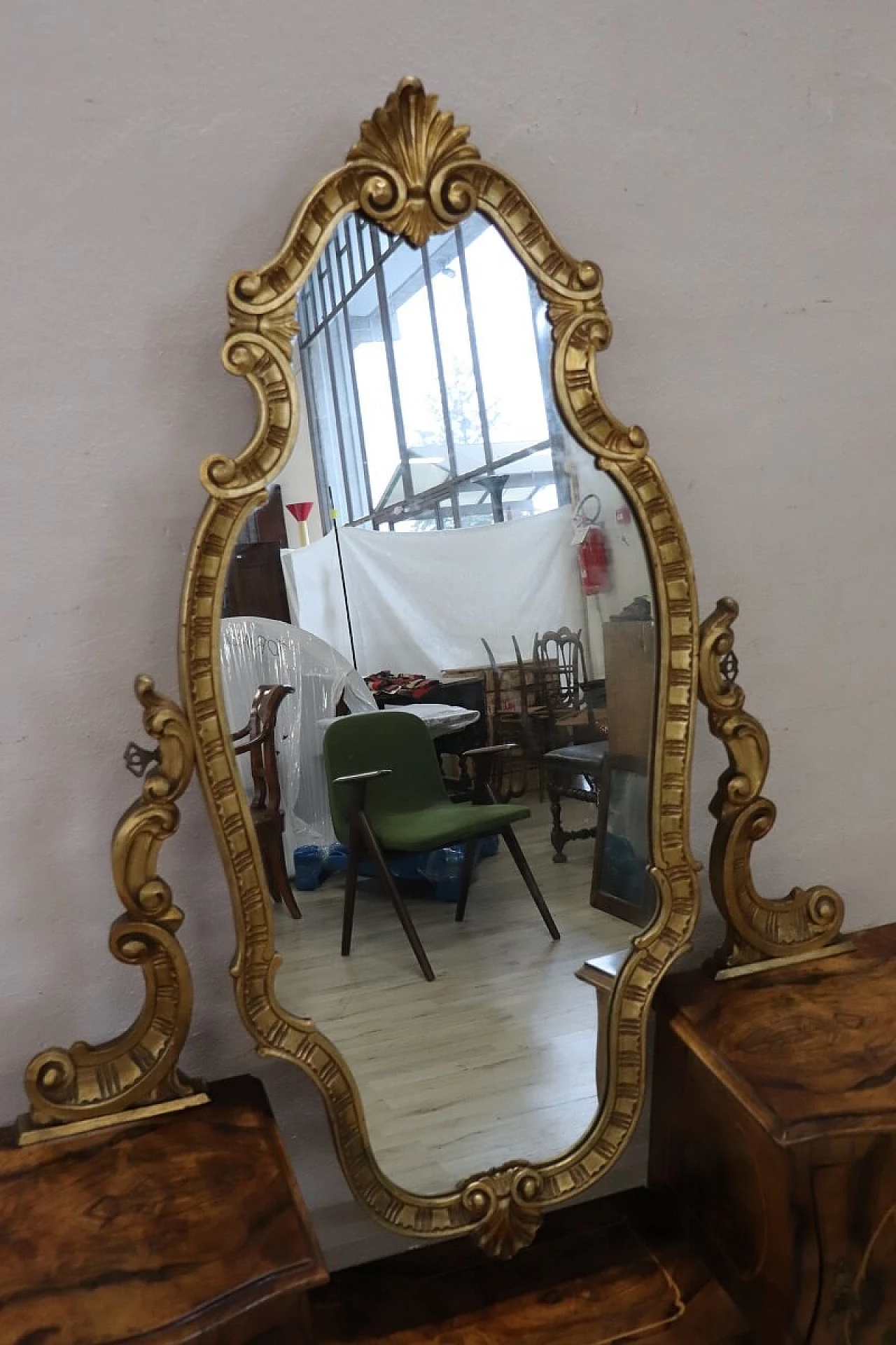 Venetian Louis XV style vanity table in gilded wood and walnut root with inlays 2