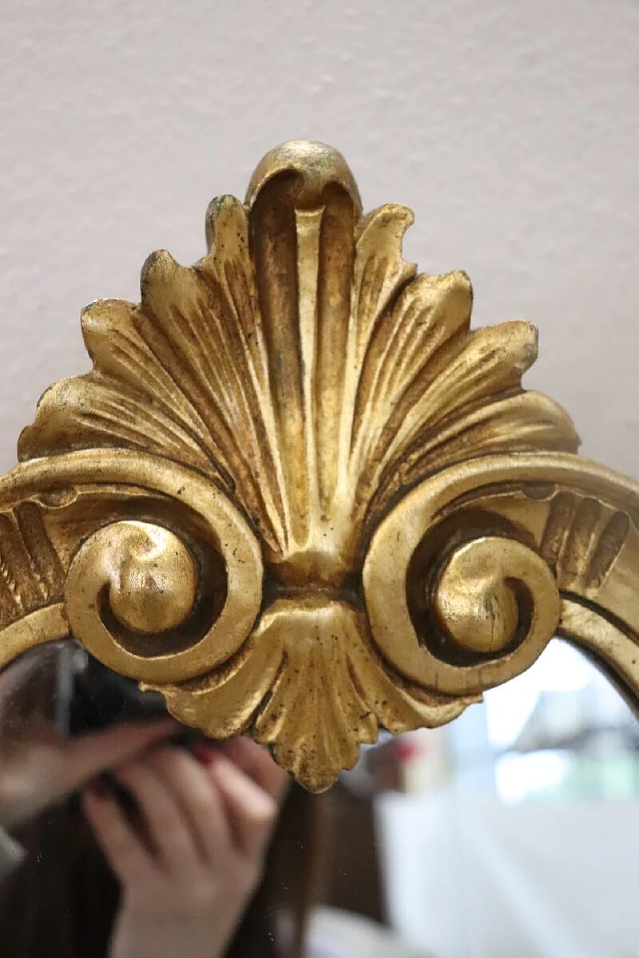 Venetian Louis XV style vanity table in gilded wood and walnut root with inlays 3