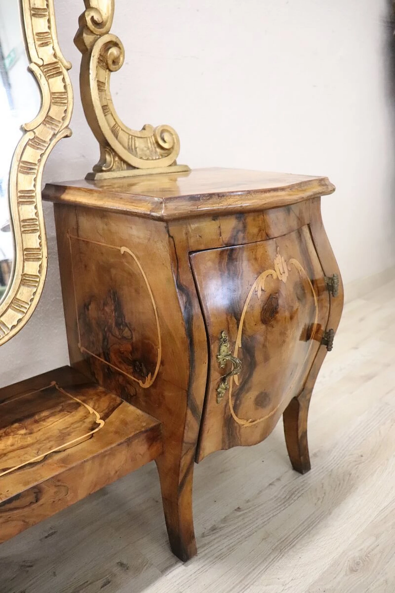 Venetian Louis XV style vanity table in gilded wood and walnut root with inlays 8