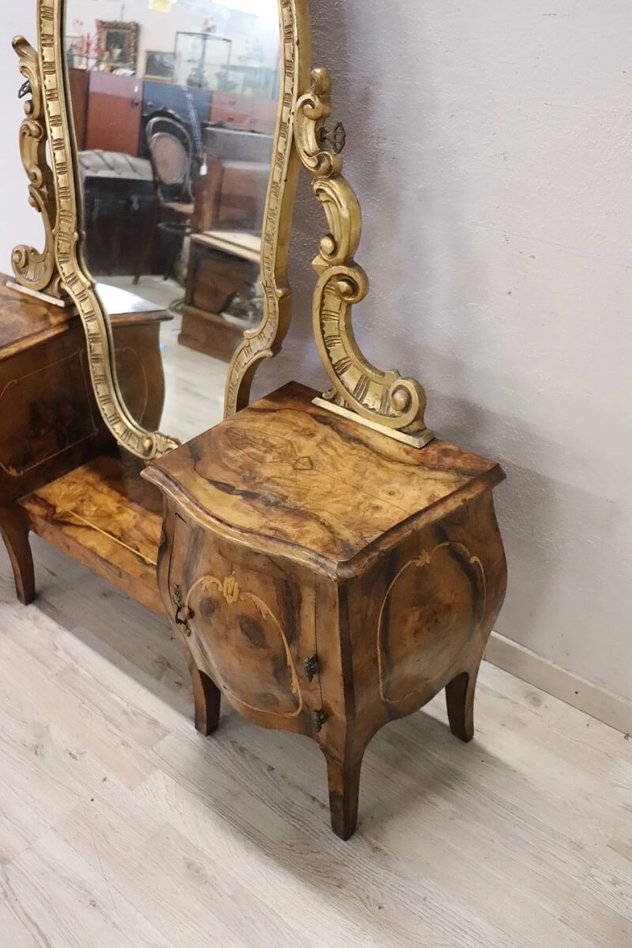 Venetian Louis XV style vanity table in gilded wood and walnut root with inlays 11
