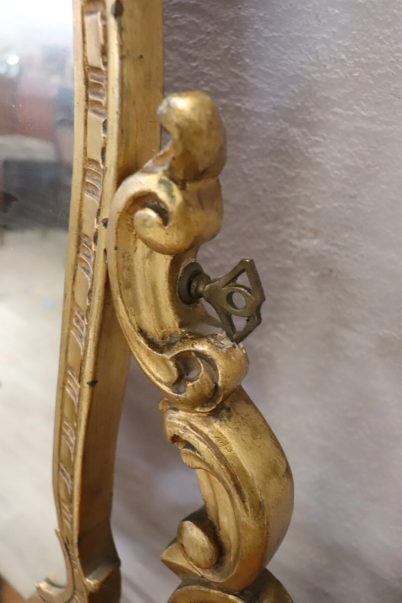 Venetian Louis XV style vanity table in gilded wood and walnut root with inlays 12
