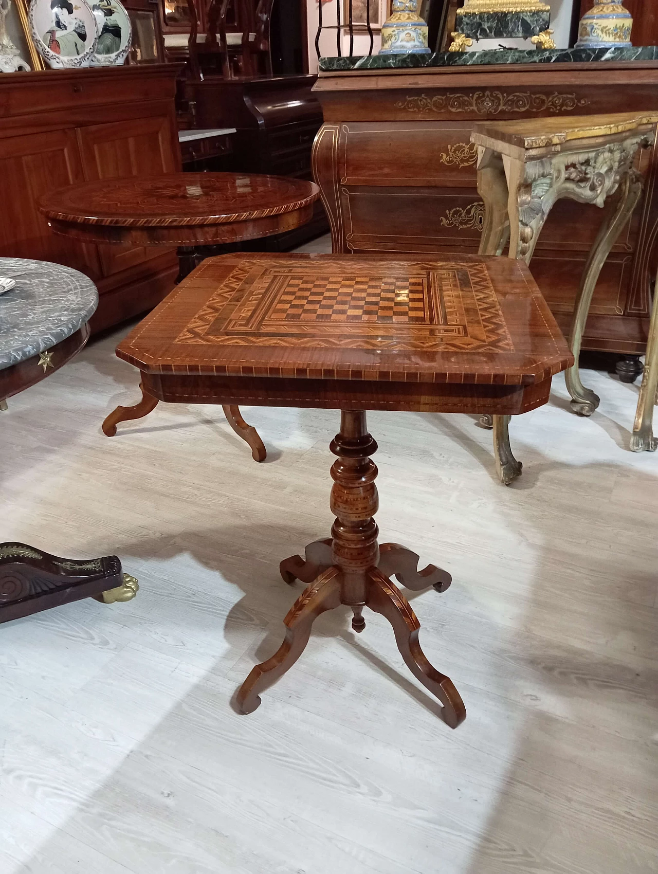 Tavolo sorrentino in legno con intarsio a scacchiera, '800 1