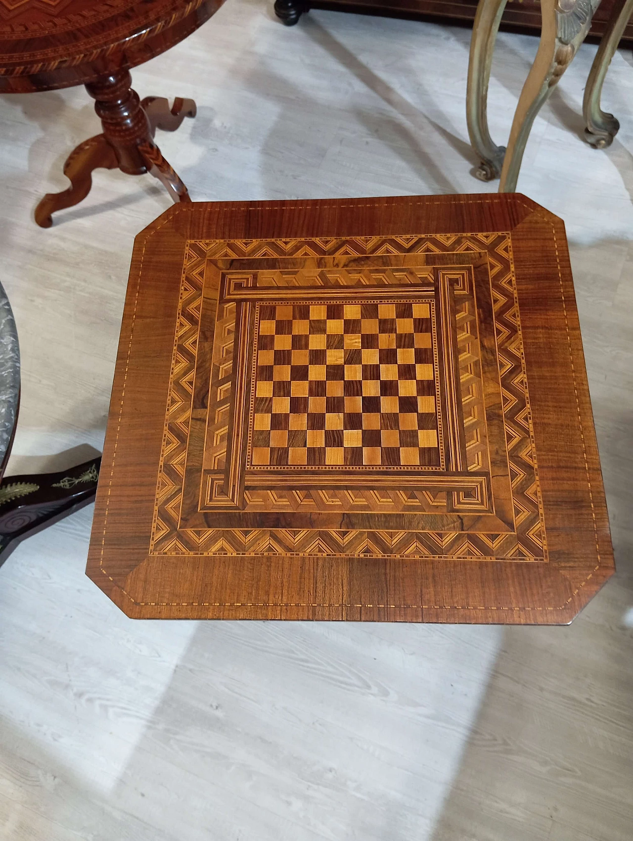 Tavolo sorrentino in legno con intarsio a scacchiera, '800 2