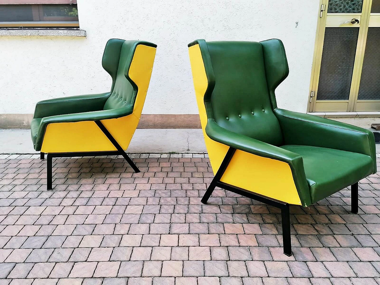 Coppia di poltrone in skai verde e giallo, anni '60 1