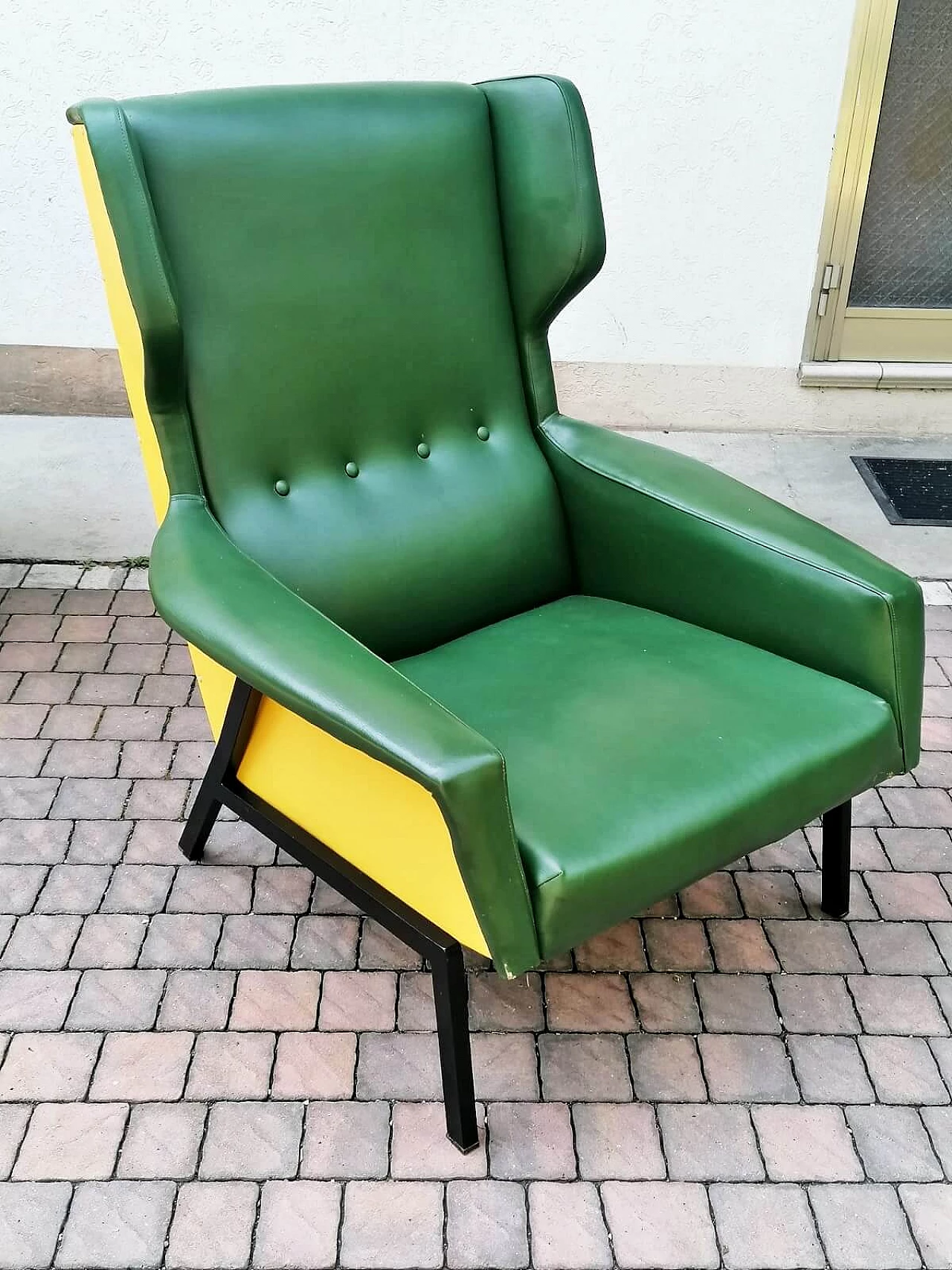 Coppia di poltrone in skai verde e giallo, anni '60 4