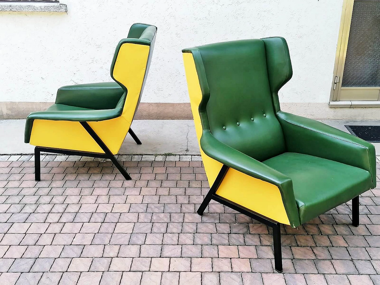 Coppia di poltrone in skai verde e giallo, anni '60 5