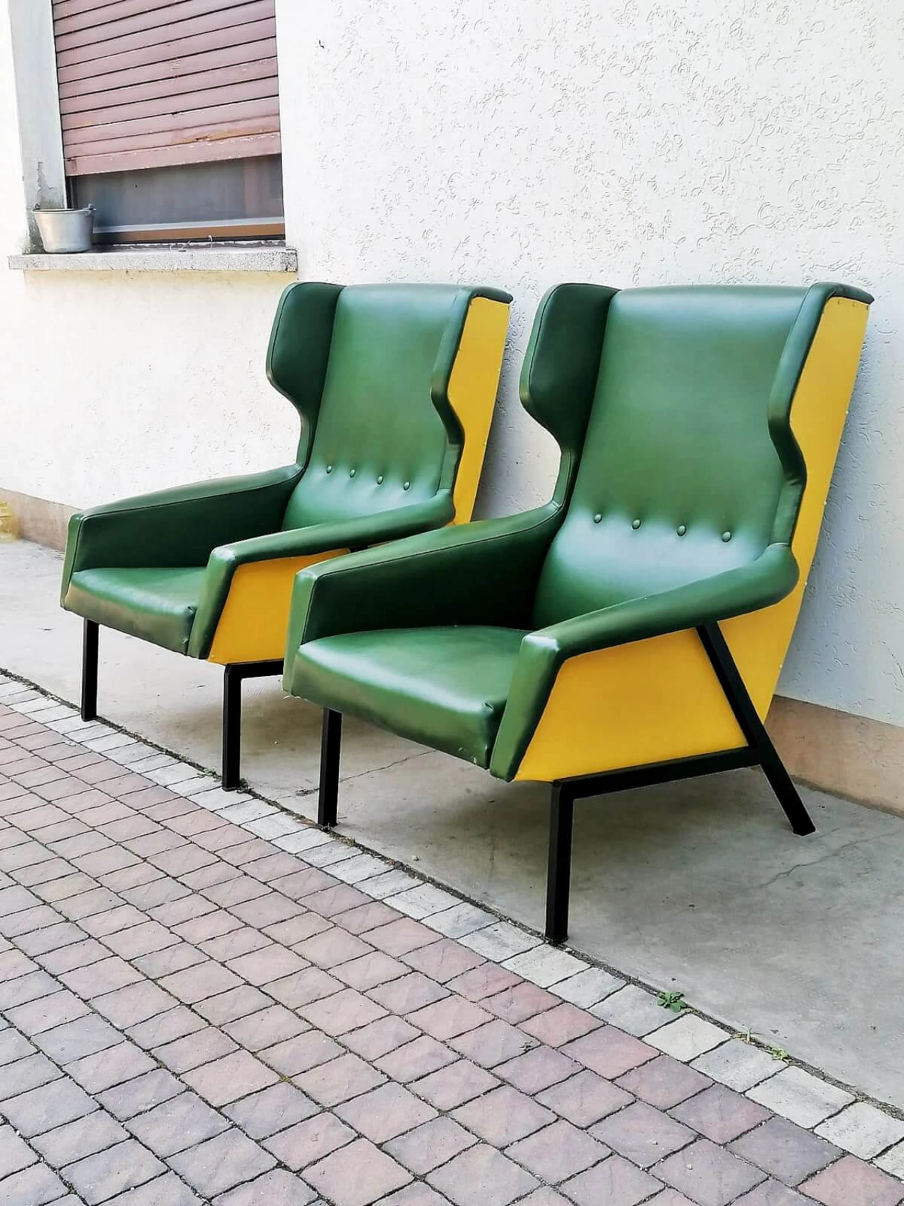 Coppia di poltrone in skai verde e giallo, anni '60 12