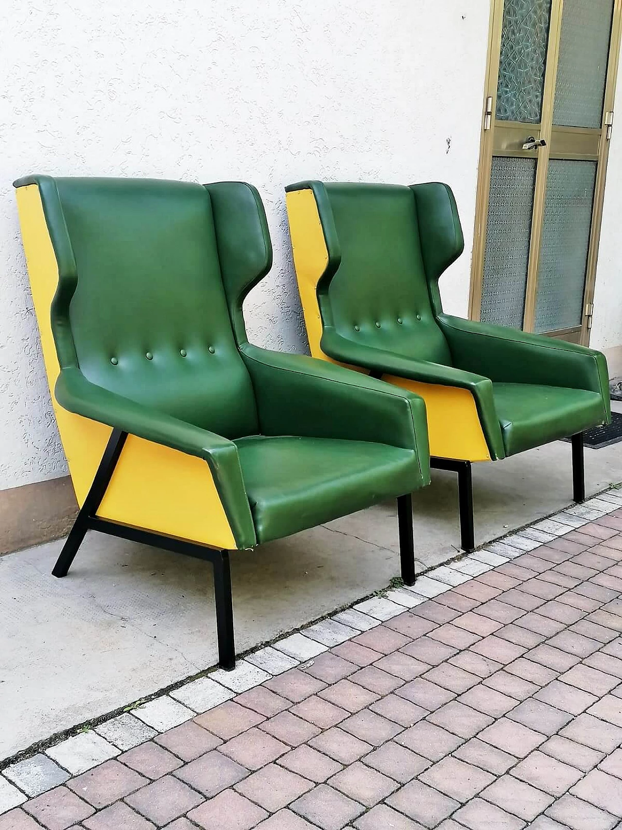 Coppia di poltrone in skai verde e giallo, anni '60 14