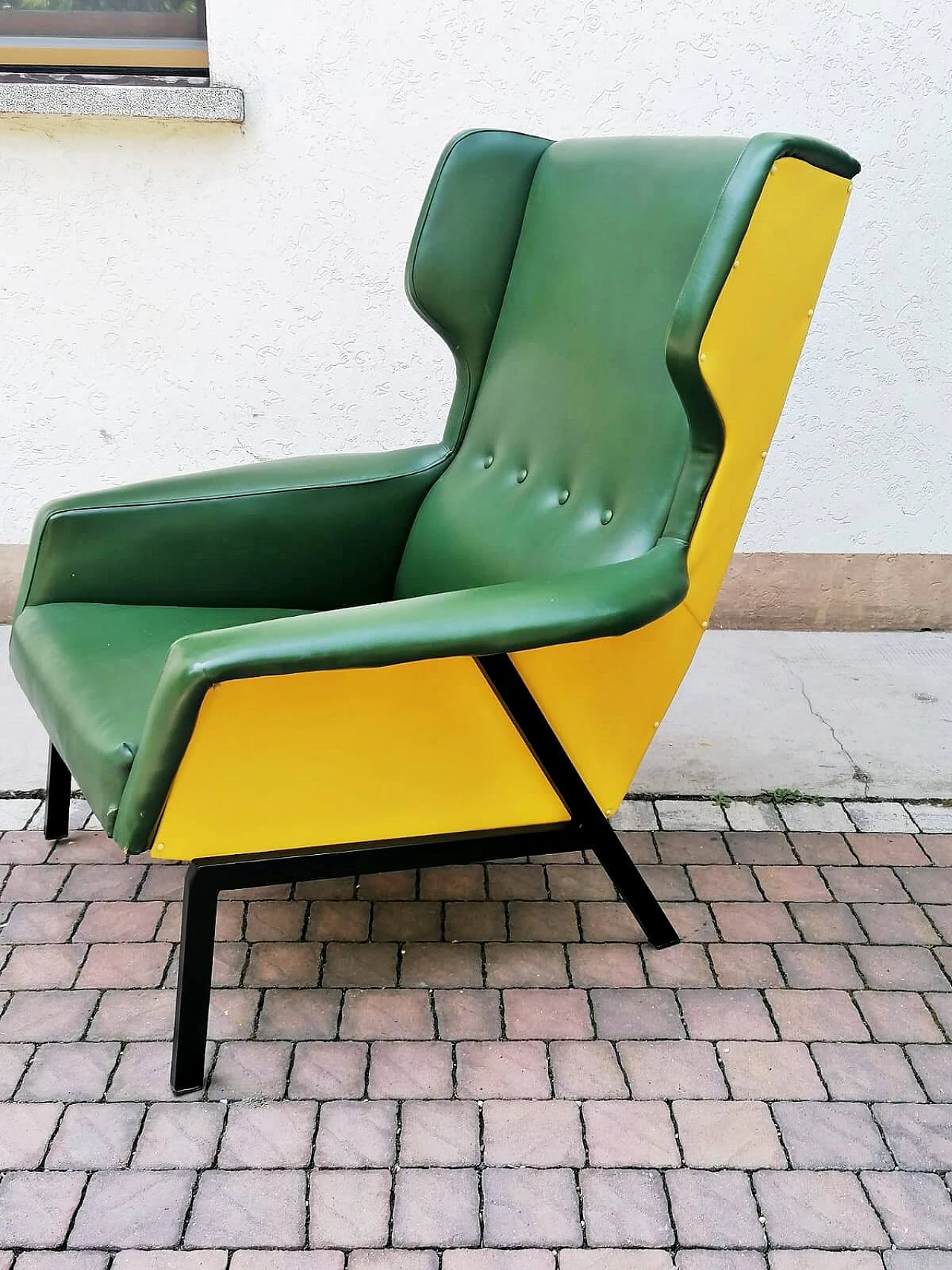 Coppia di poltrone in skai verde e giallo, anni '60 18