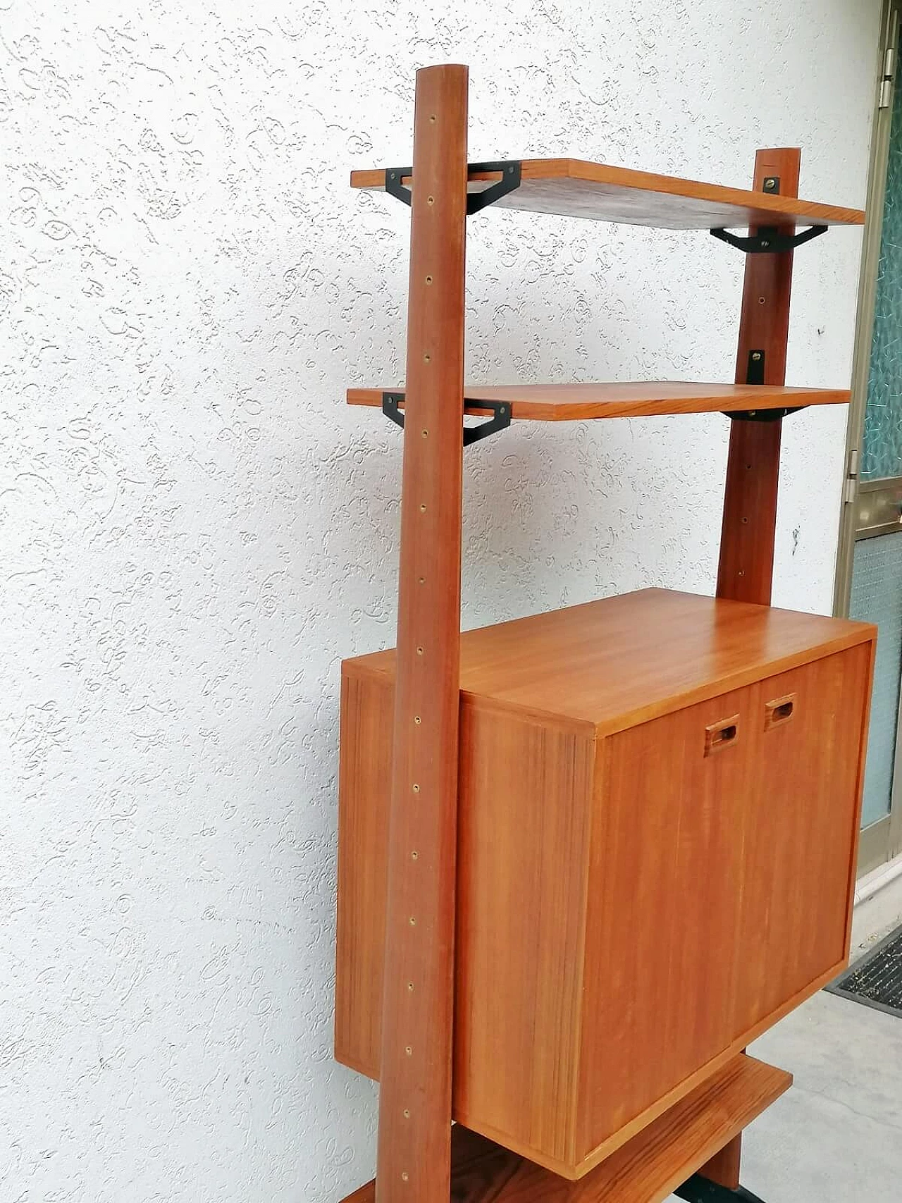 Libreria in teak, metallo verniciato nero e ottone, anni '60 5