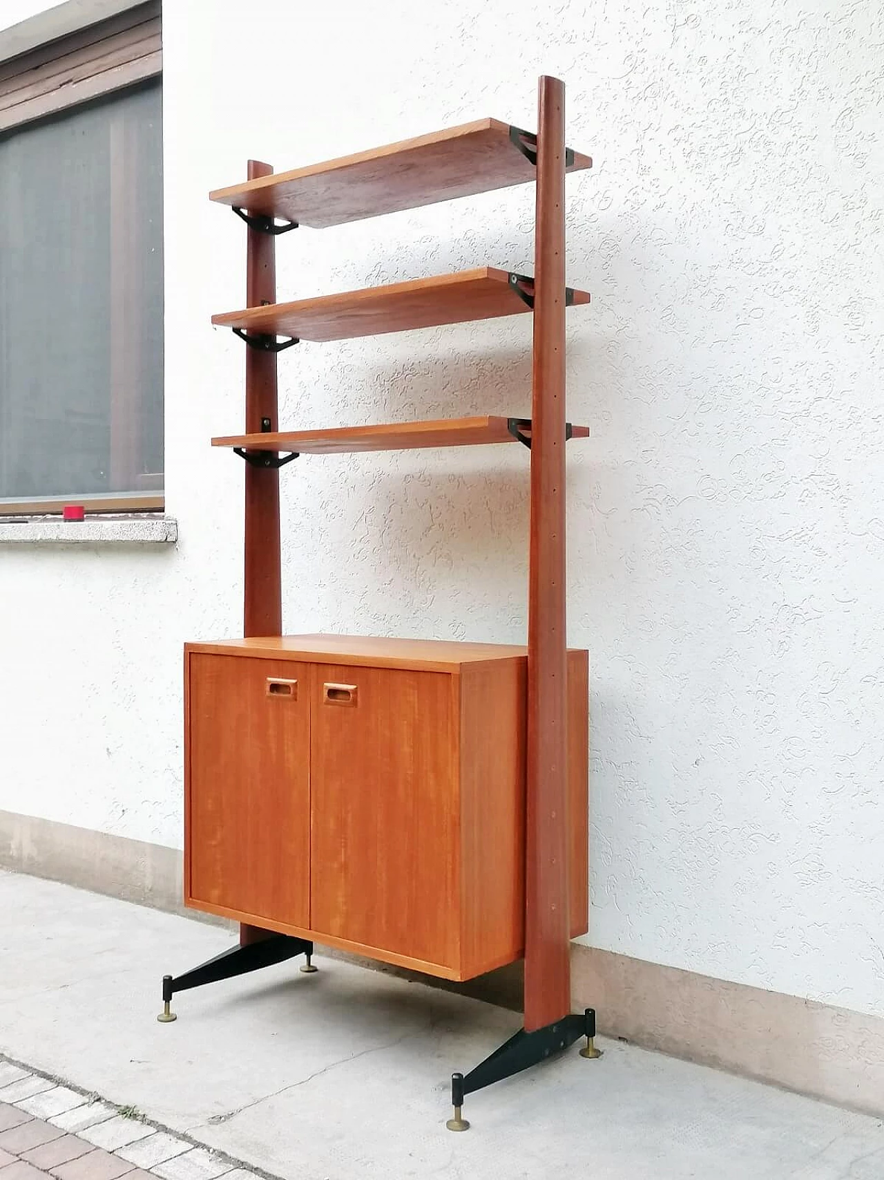 Libreria in teak, metallo verniciato nero e ottone, anni '60 20