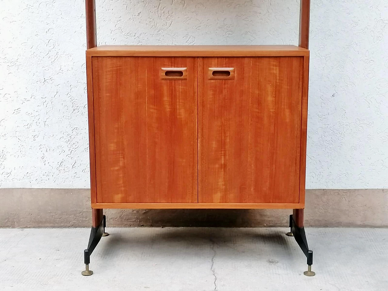 Libreria in teak, metallo verniciato nero e ottone, anni '60 24