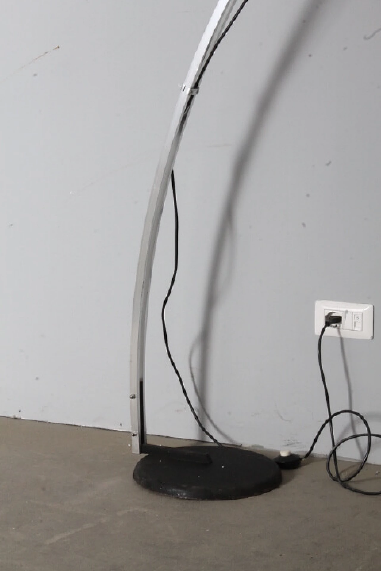 Lampada da terra ad arco Space Age in metallo cromato, anni '60 6