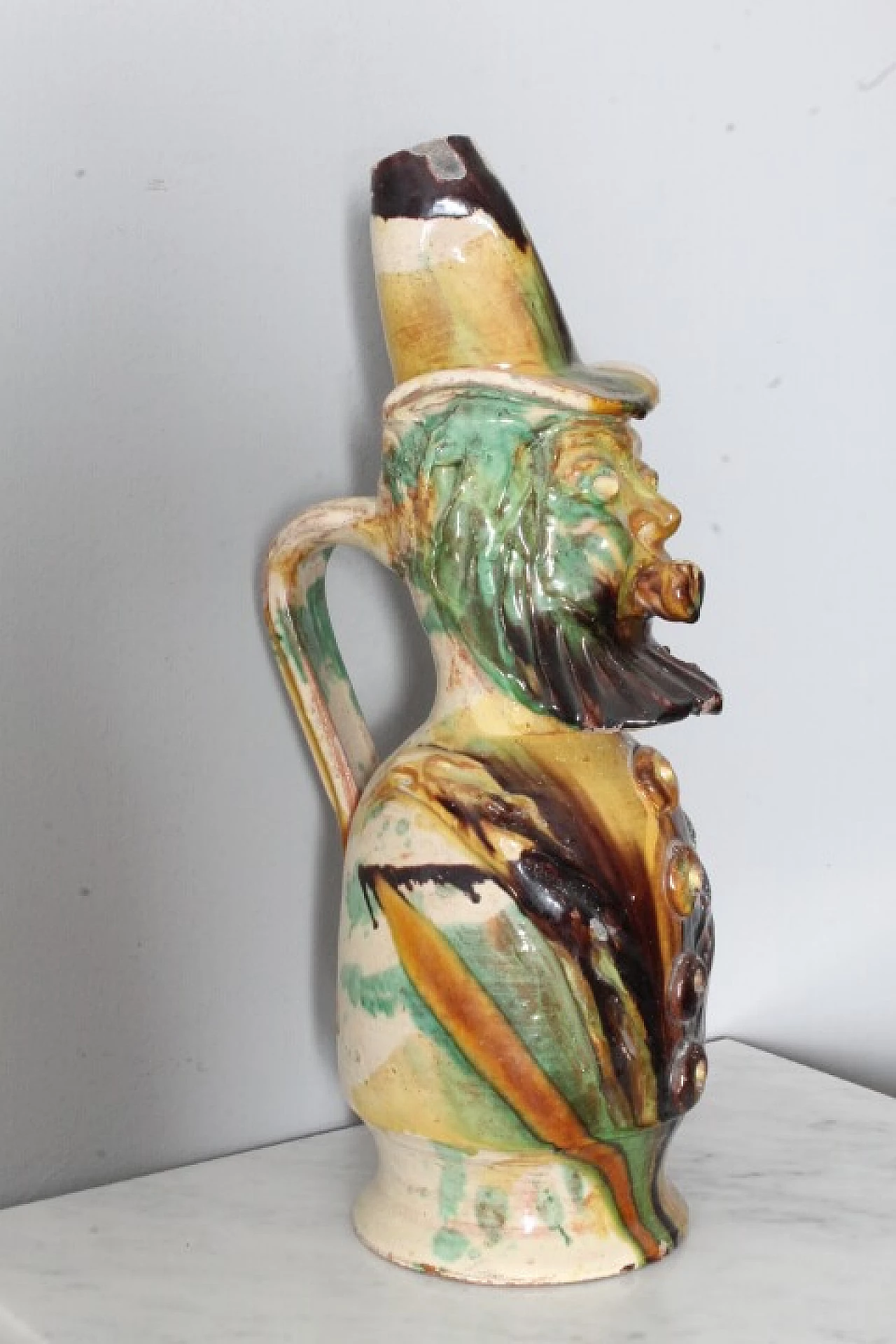 Brocca in maiolica Seminara Calabria con figura antropomorfa, inizio '900 1