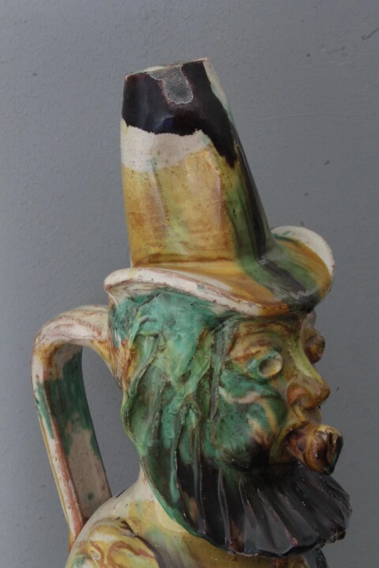 Brocca in maiolica Seminara Calabria con figura antropomorfa, inizio '900 2