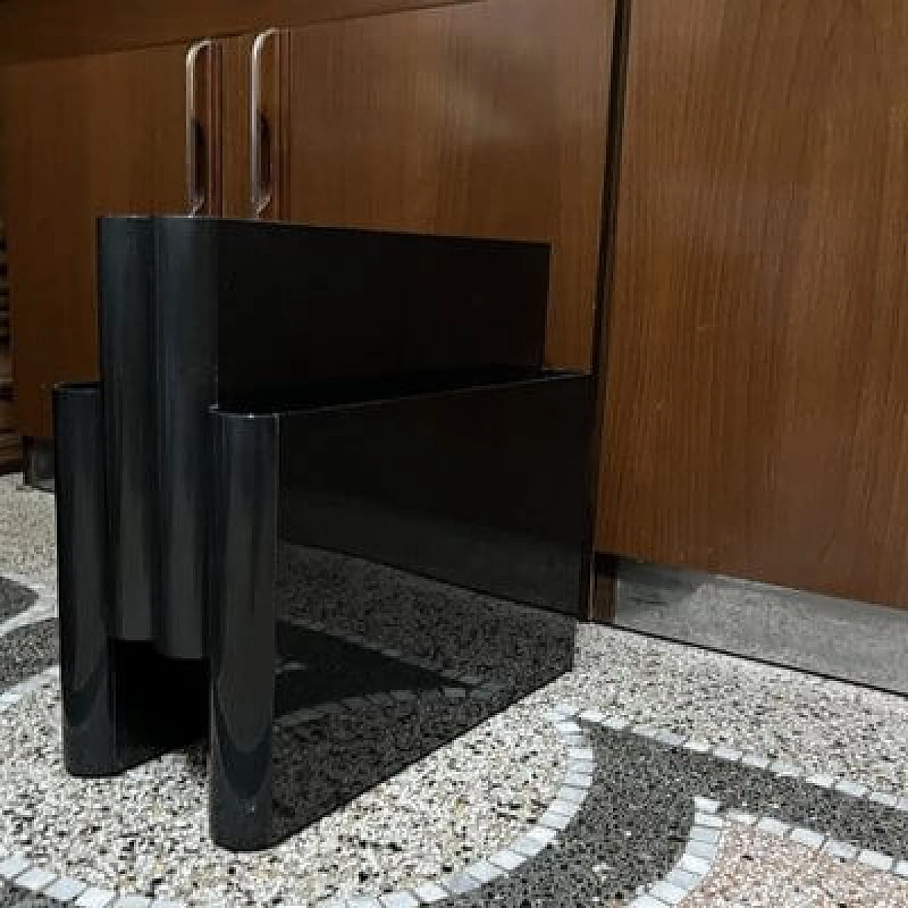 Magazine rack 4676 in black plastic by Giotto Stoppino for Kartell, 1970s 1