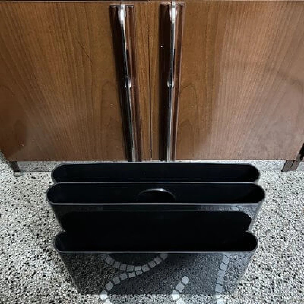 Magazine rack 4676 in black plastic by Giotto Stoppino for Kartell, 1970s 4