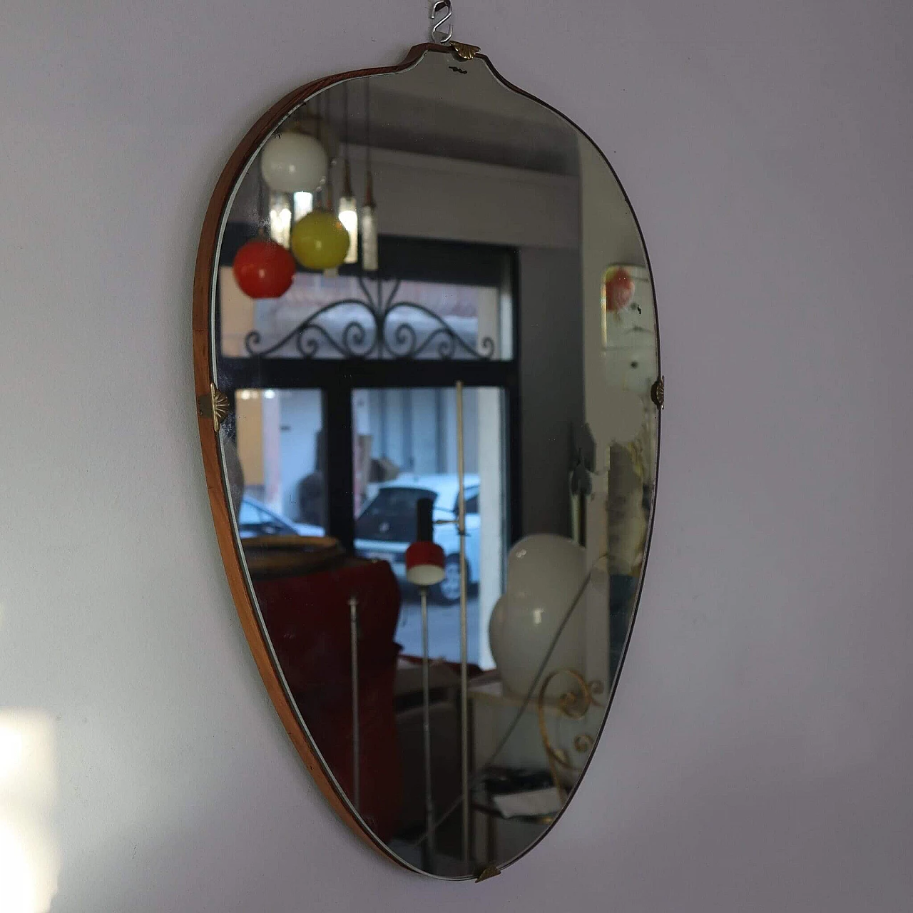 Specchio a forma di scudo con inserti in ottone, anni '50 1