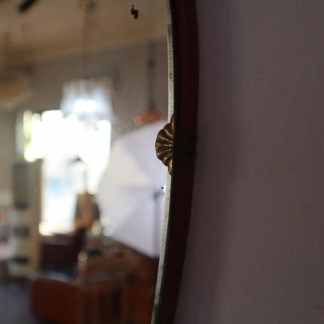 Specchio a forma di scudo con inserti in ottone, anni '50 2