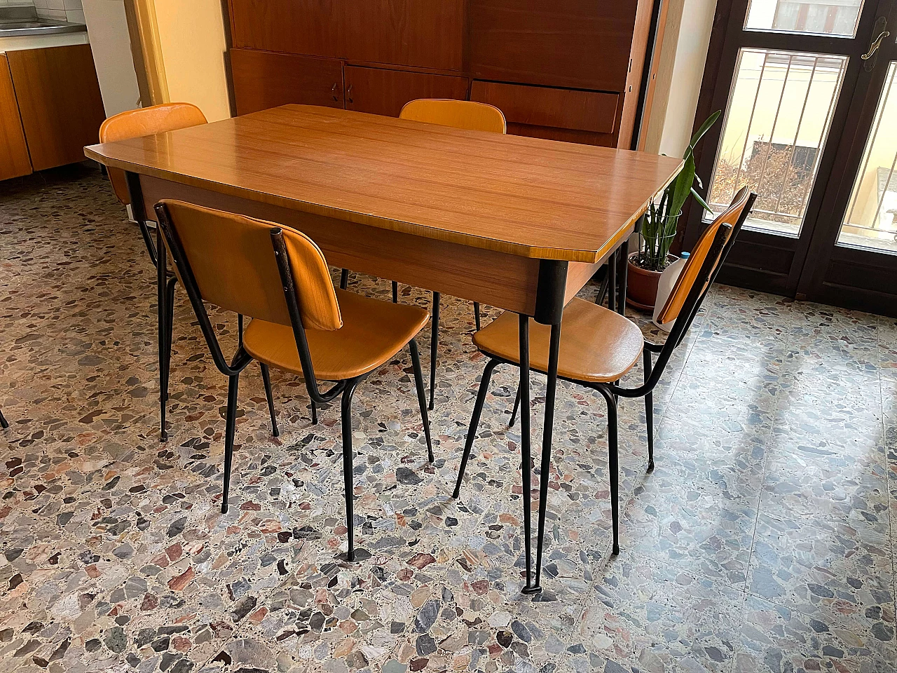 6 Sedie e tavolo in formica e metallo, anni '60 1