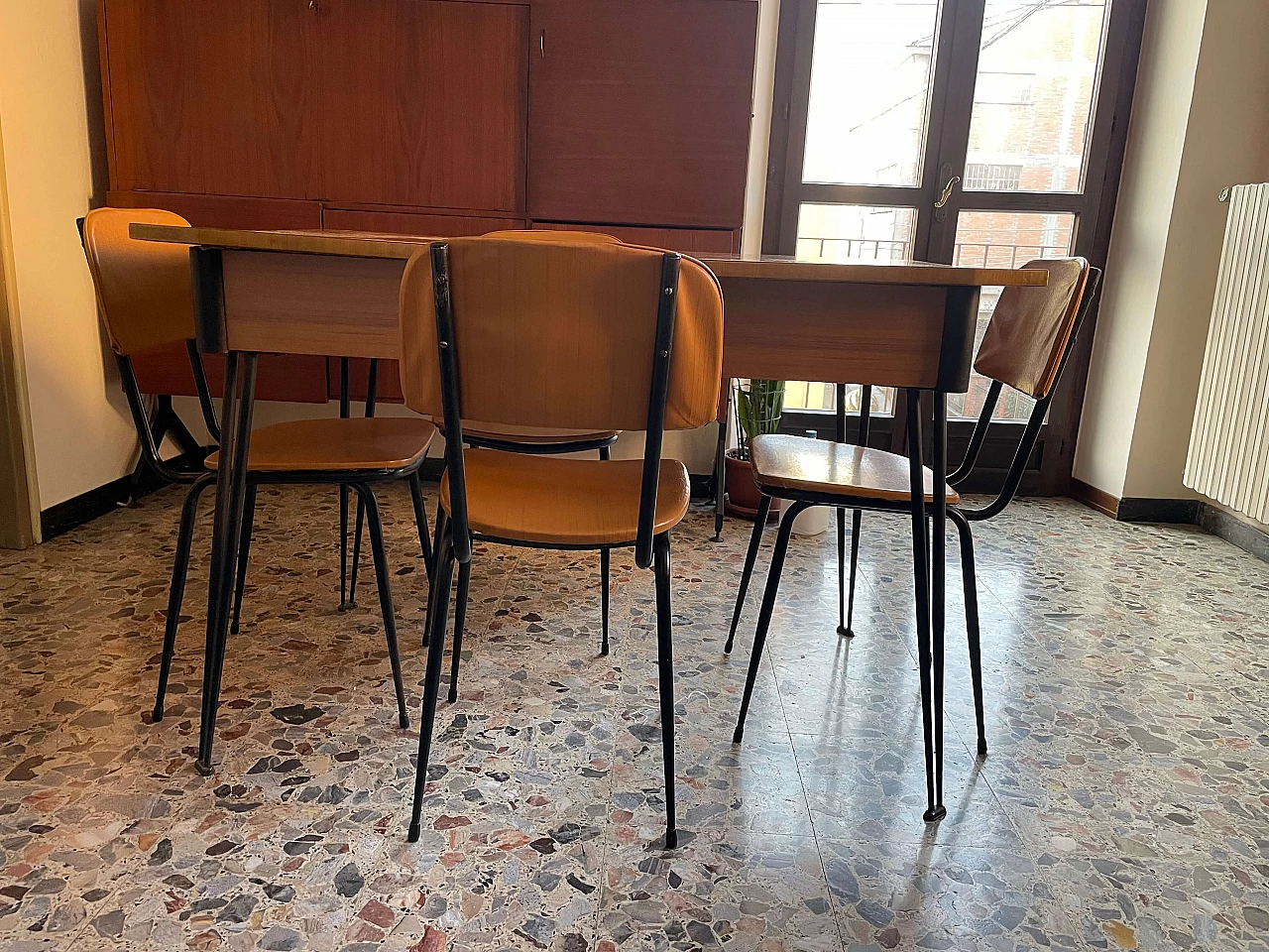 6 Sedie e tavolo in formica e metallo, anni '60 2