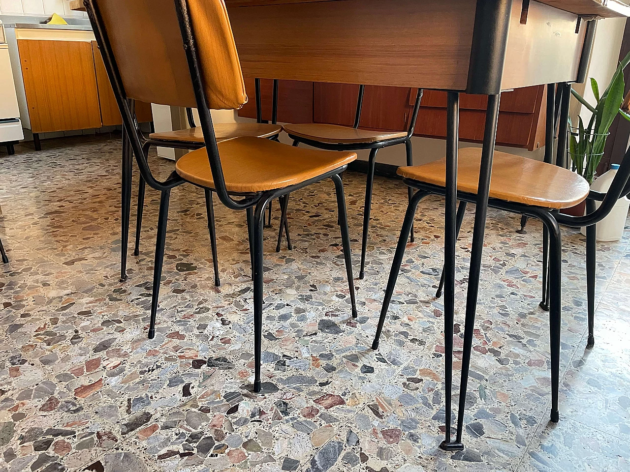 6 Sedie e tavolo in formica e metallo, anni '60 3