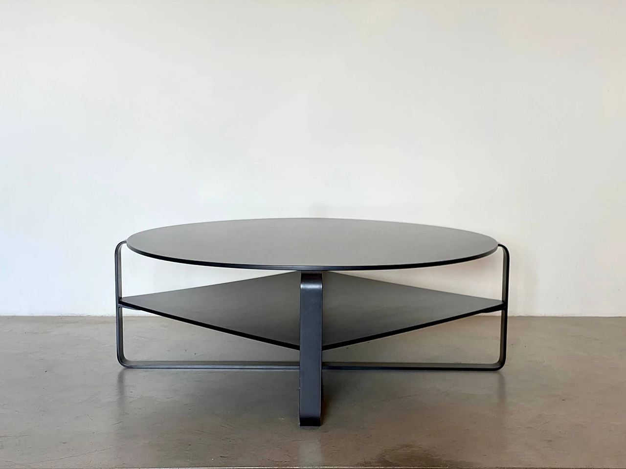 Round coffee table in wood and lacquered metal, 1970s 1
