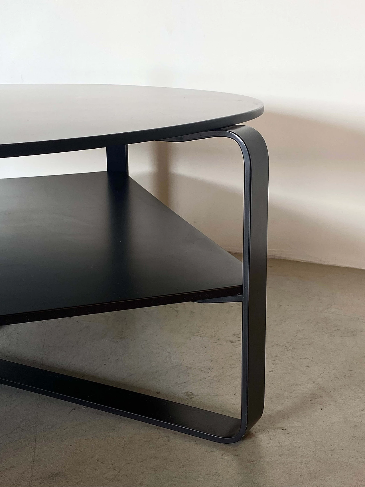 Round coffee table in wood and lacquered metal, 1970s 4