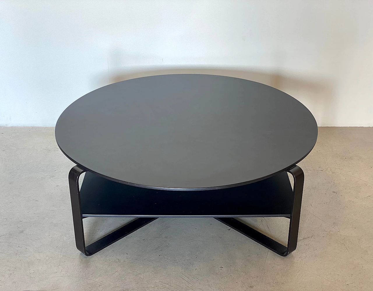 Round coffee table in wood and lacquered metal, 1970s 6
