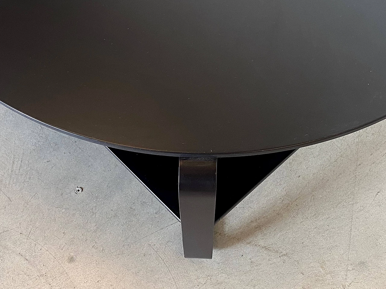 Round coffee table in wood and lacquered metal, 1970s 7