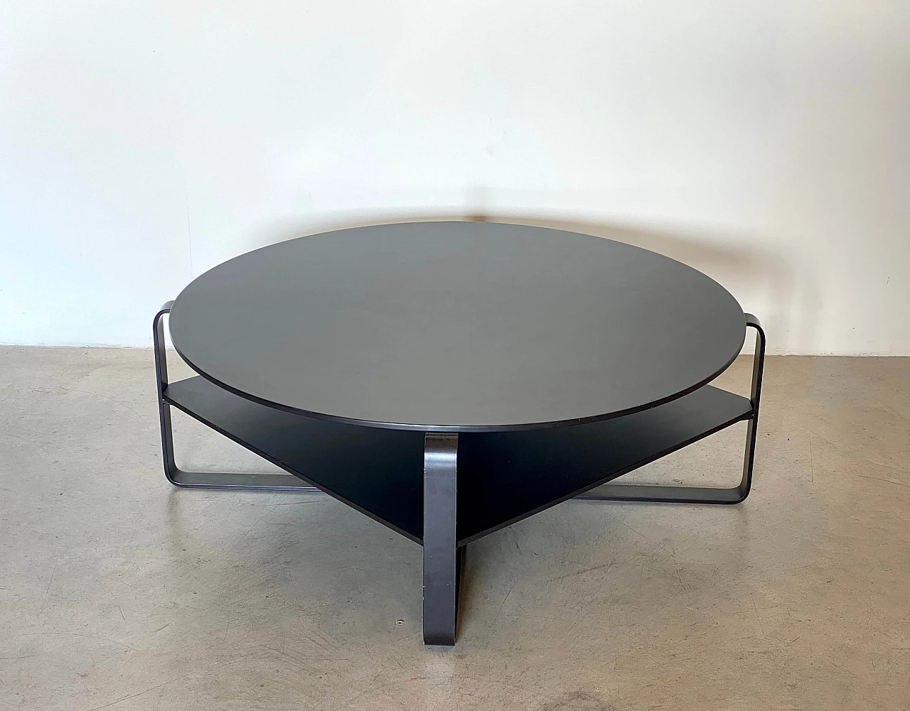 Round coffee table in wood and lacquered metal, 1970s 9