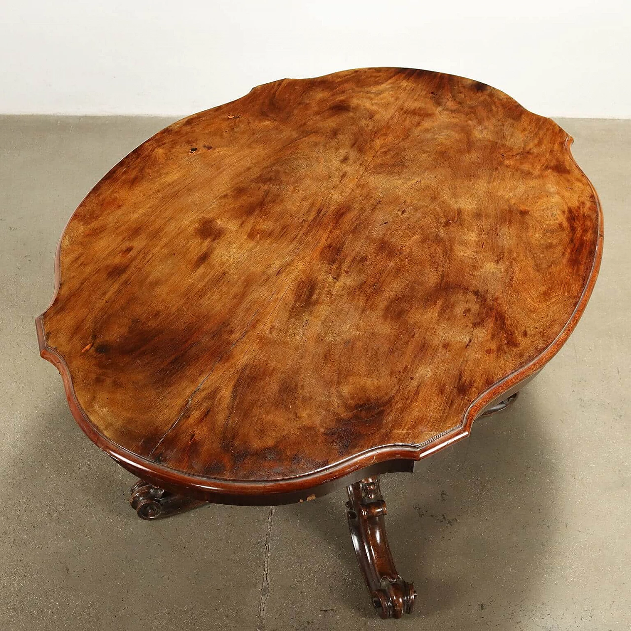 Umbertino walnut ribbed table, late 19th century 3