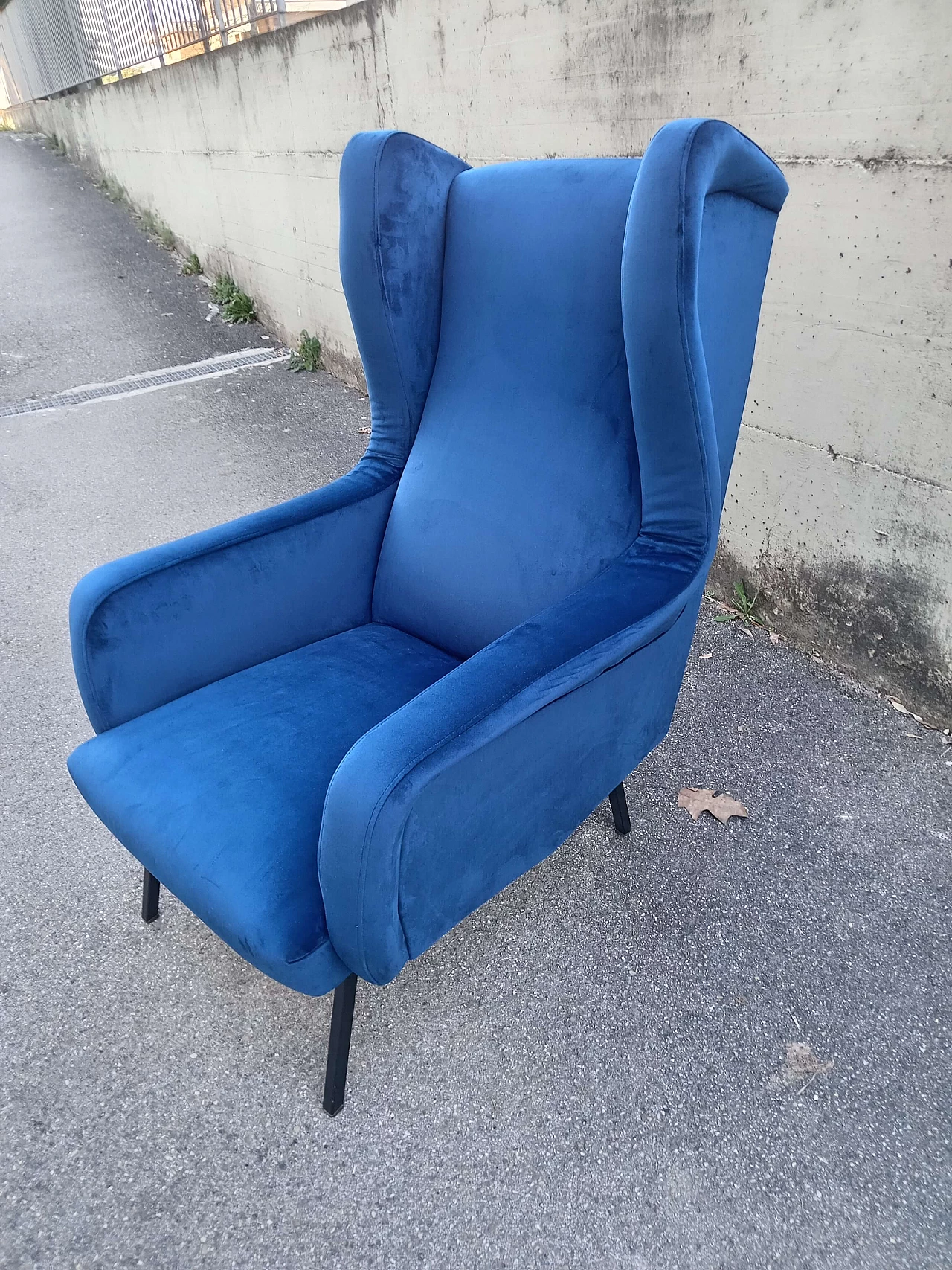 Blue velvet armchair, 1960s 2