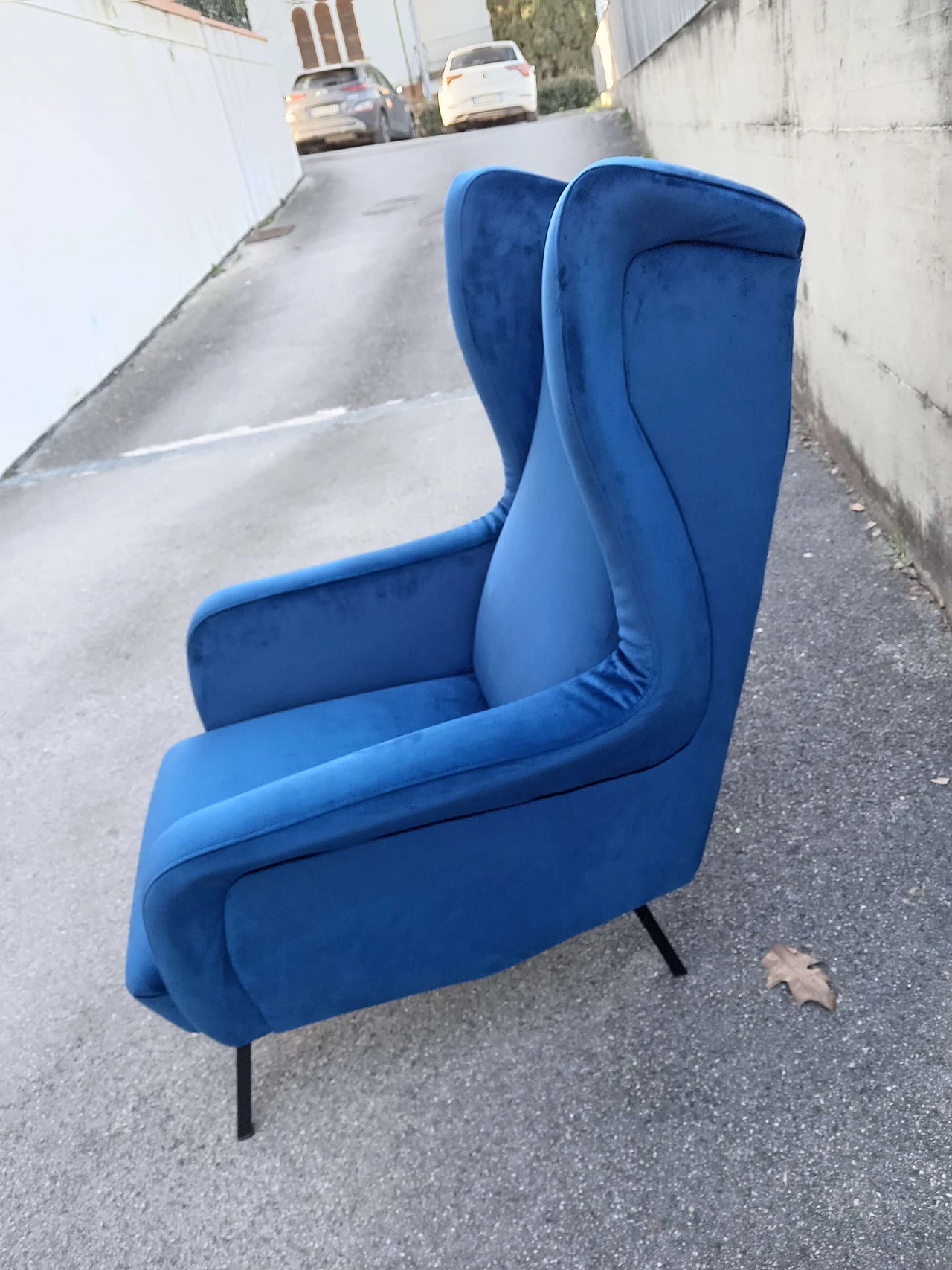 Blue velvet armchair, 1960s 3