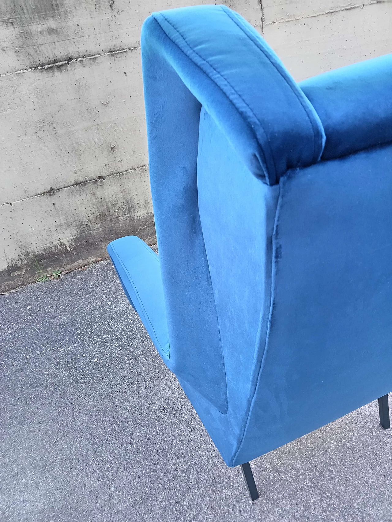 Blue velvet armchair, 1960s 4