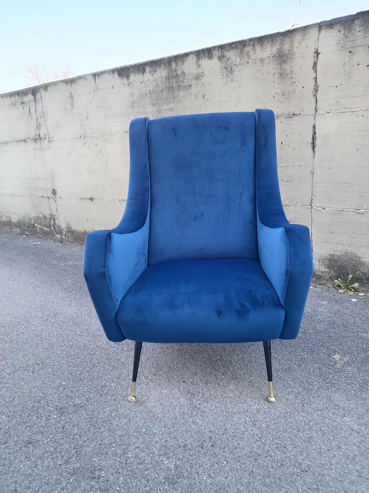 Blue velvet armchair, 1950s 3