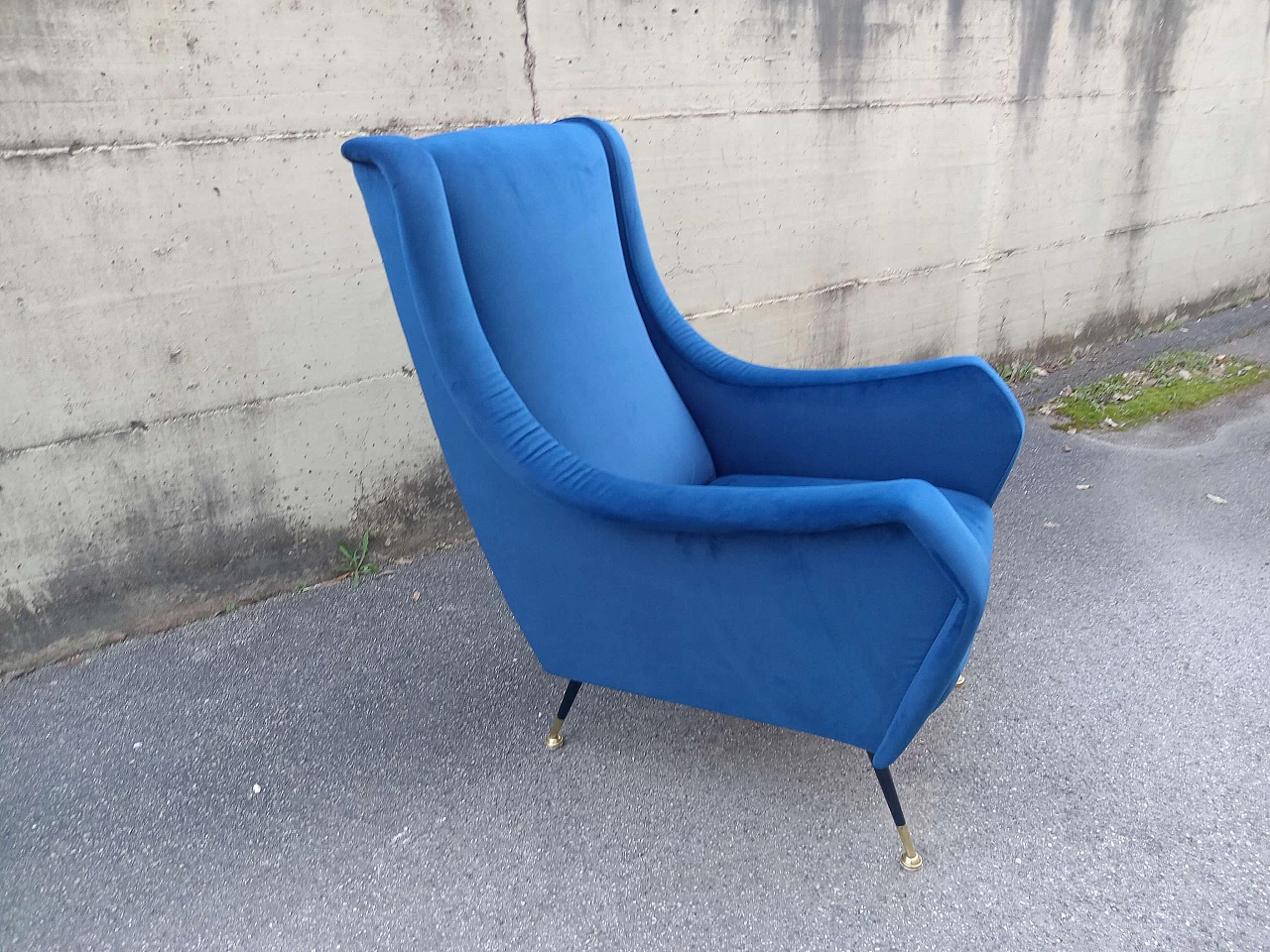 Blue velvet armchair, 1950s 4
