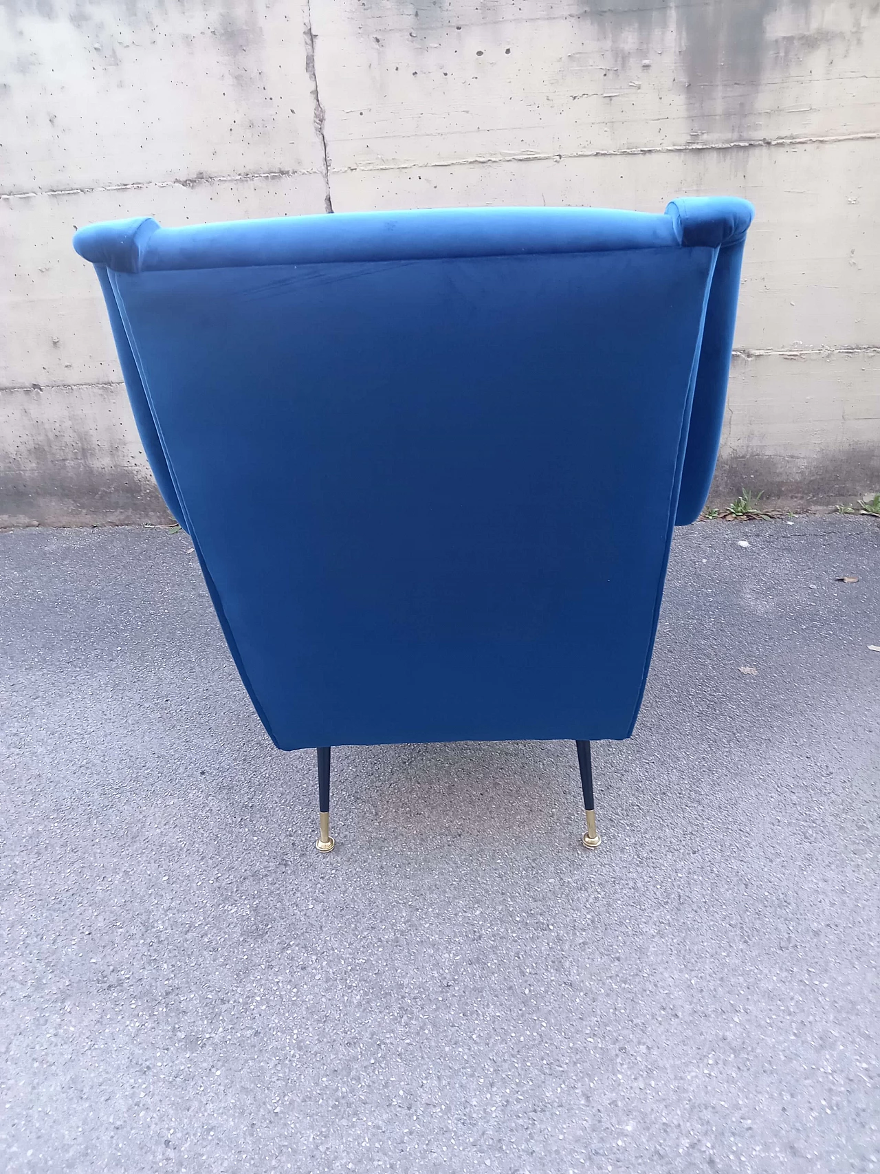 Blue velvet armchair, 1950s 5
