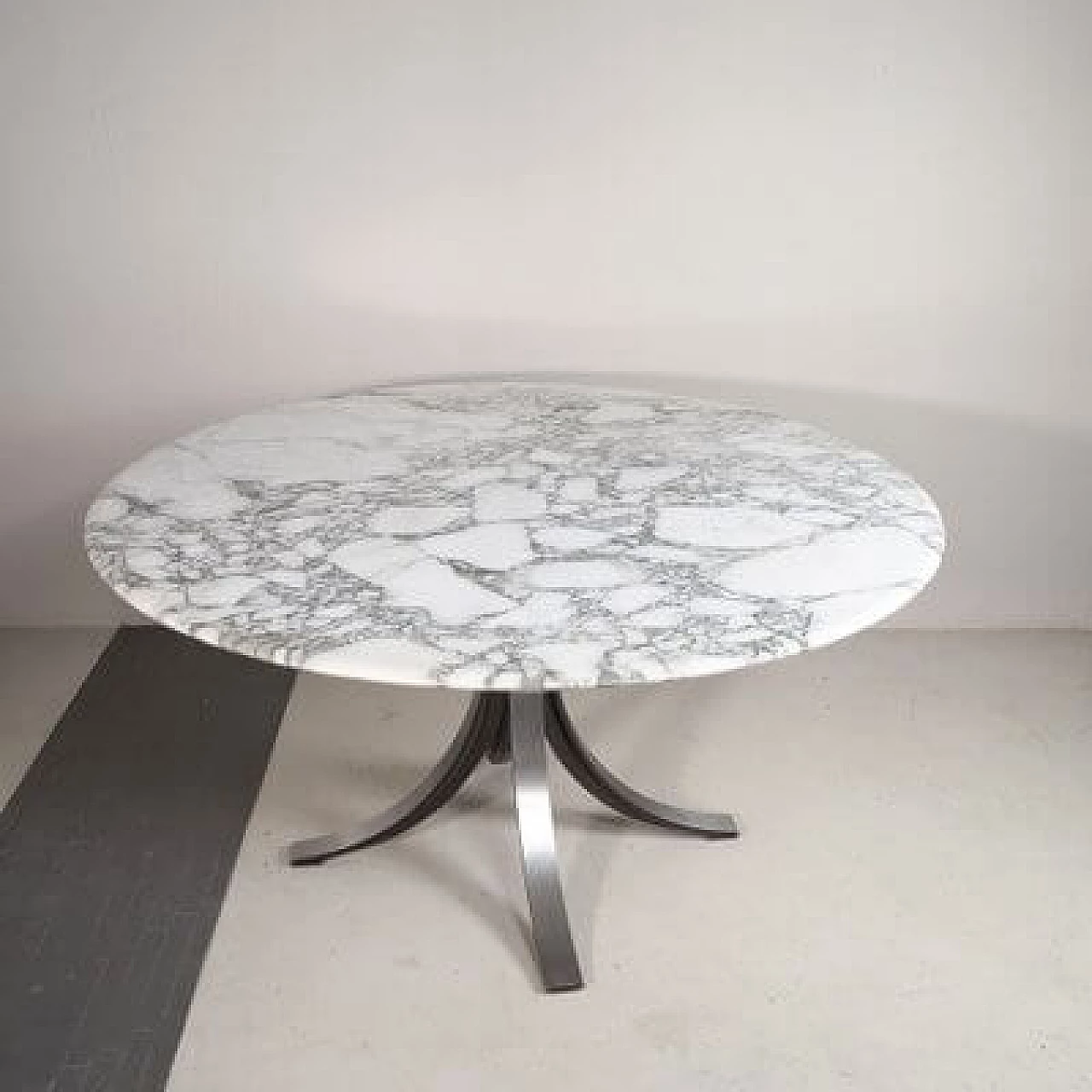 Tavolo rotondo T69 con piano in marmo di Carrara arabescato di Osvaldo Borsani & Eugenio Gerli per Tecno, anni '60 1