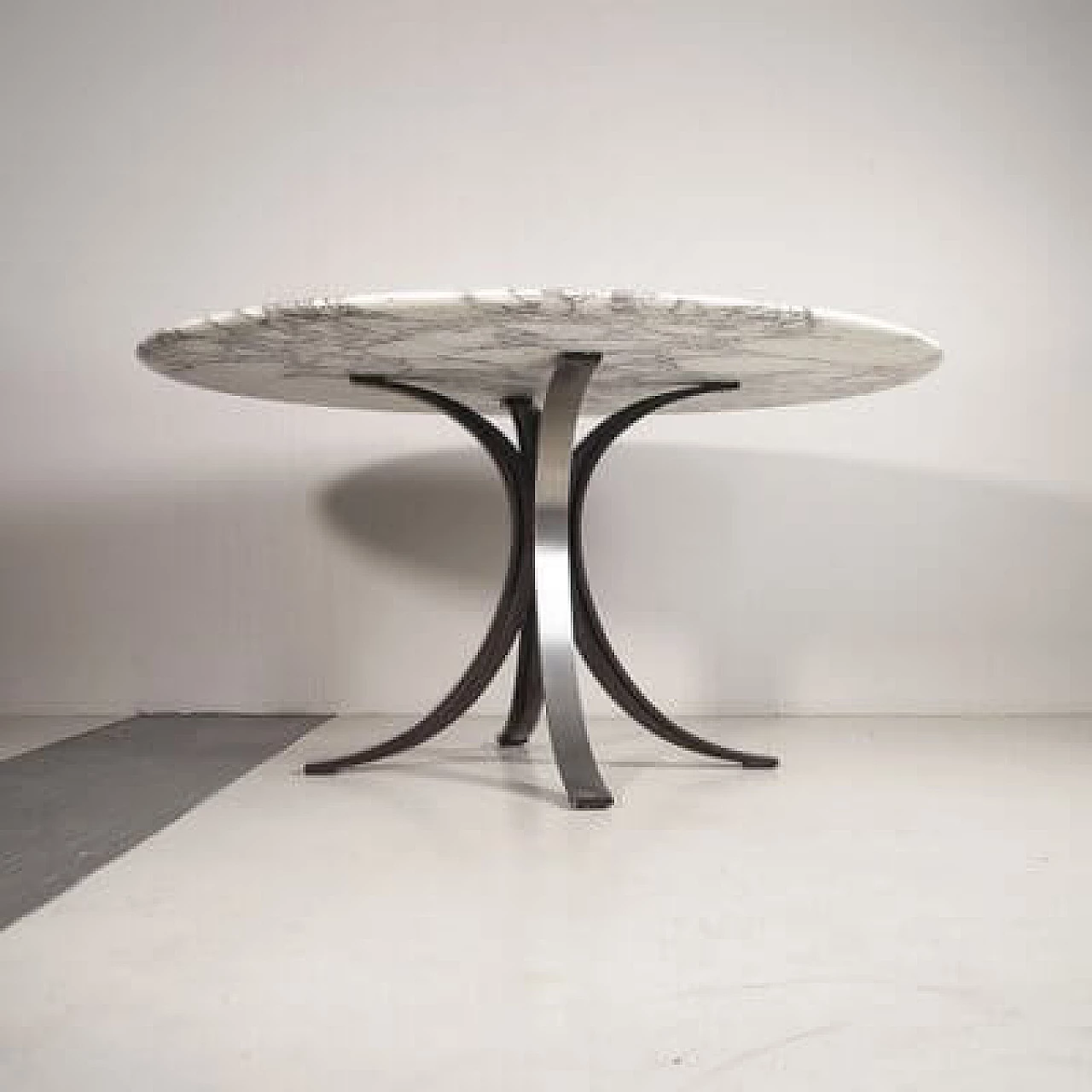 Tavolo rotondo T69 con piano in marmo di Carrara arabescato di Osvaldo Borsani & Eugenio Gerli per Tecno, anni '60 2