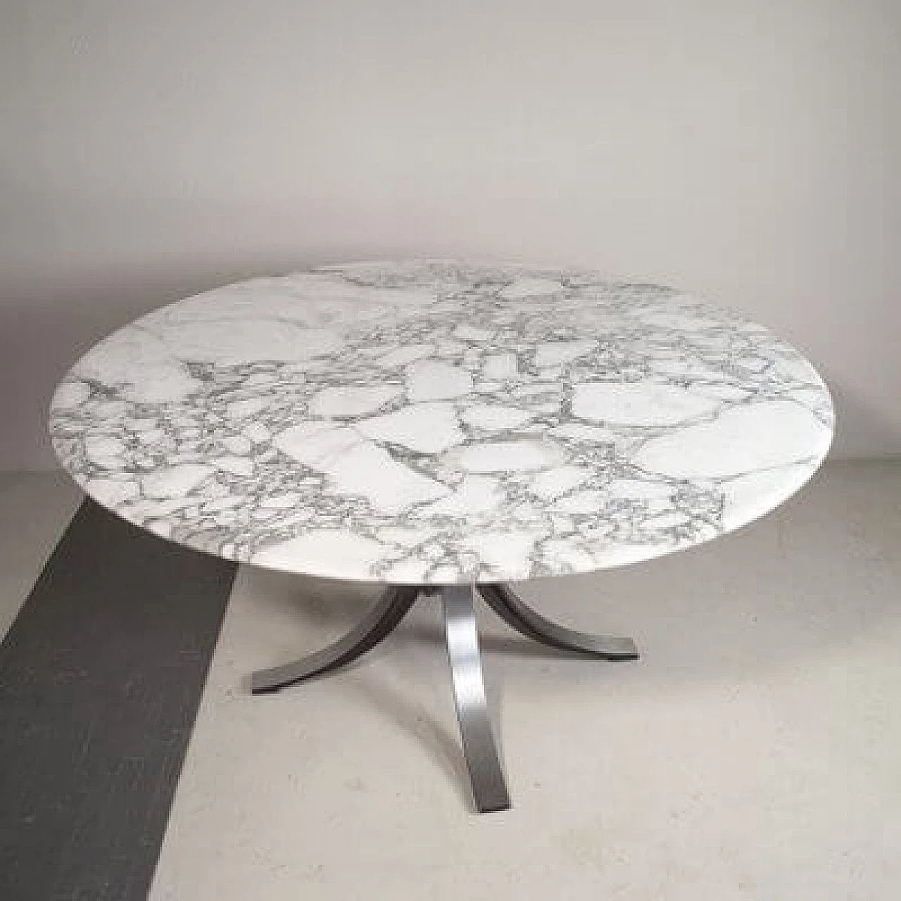 Tavolo rotondo T69 con piano in marmo di Carrara arabescato di Osvaldo Borsani & Eugenio Gerli per Tecno, anni '60 3