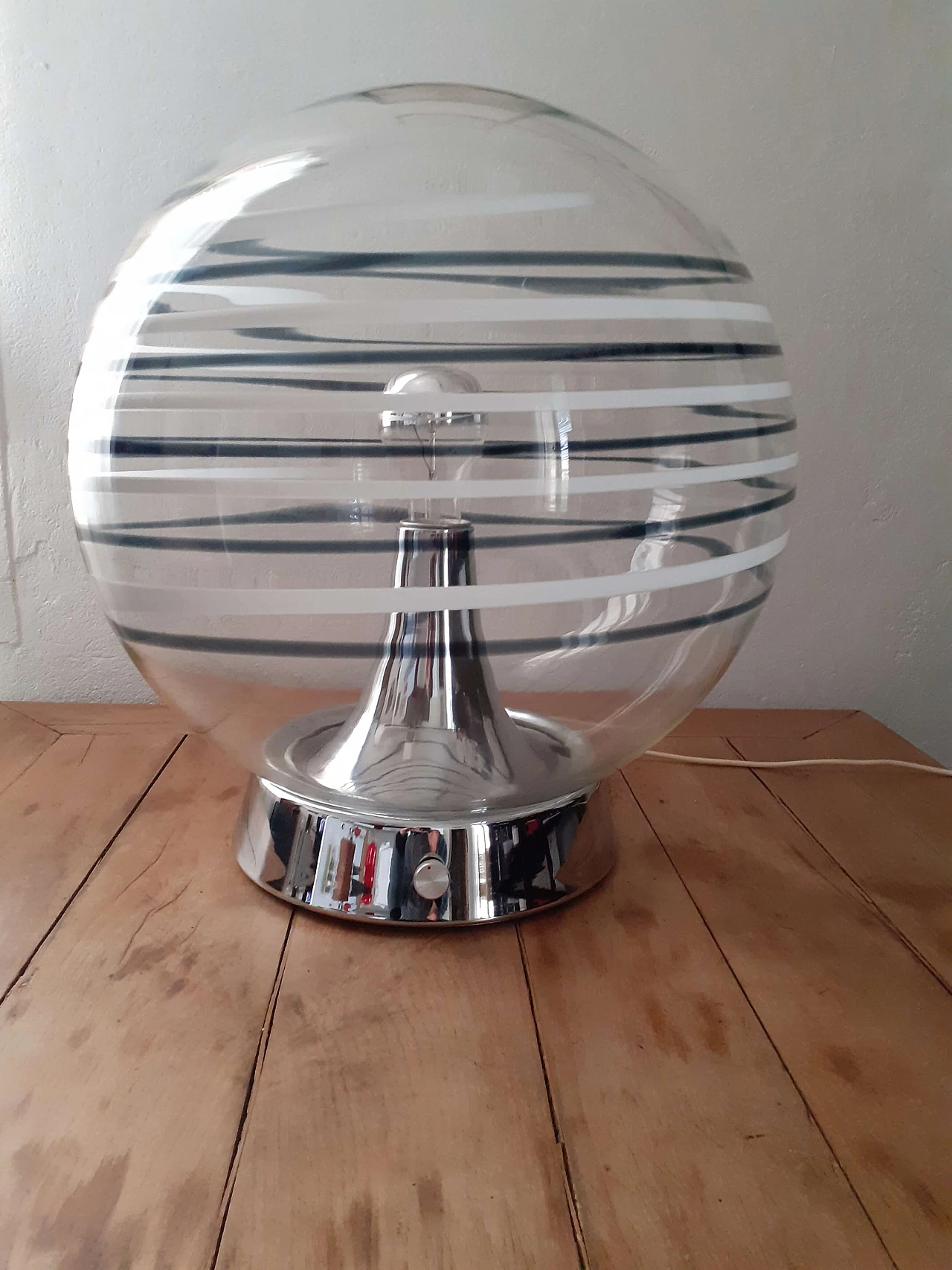 Lampada da tavolo in metallo cromato e vetro di Gino Vistosi, anni '60 1