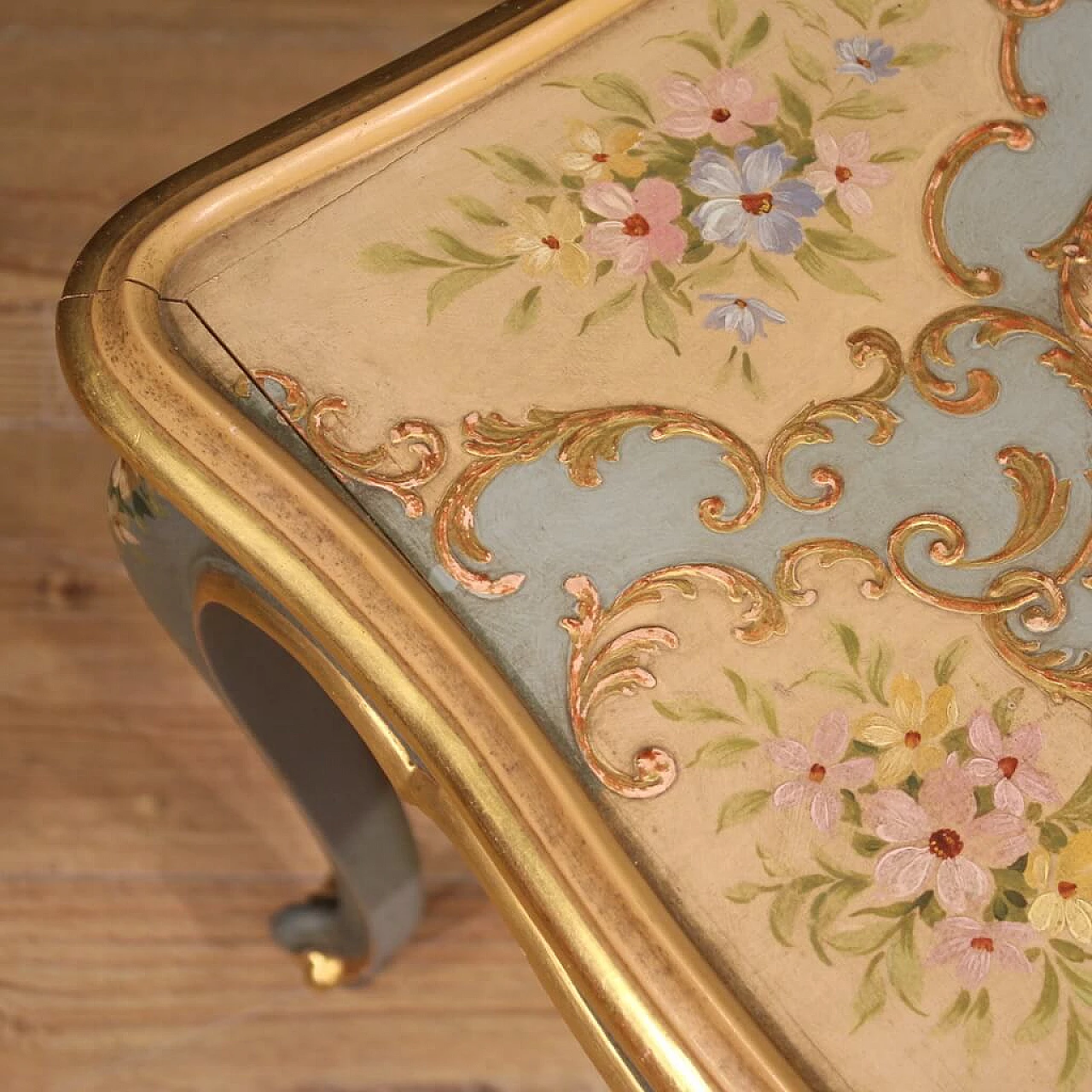 Tavolino stile veneziano in legno laccato, dorato e dipinto, anni '60 10