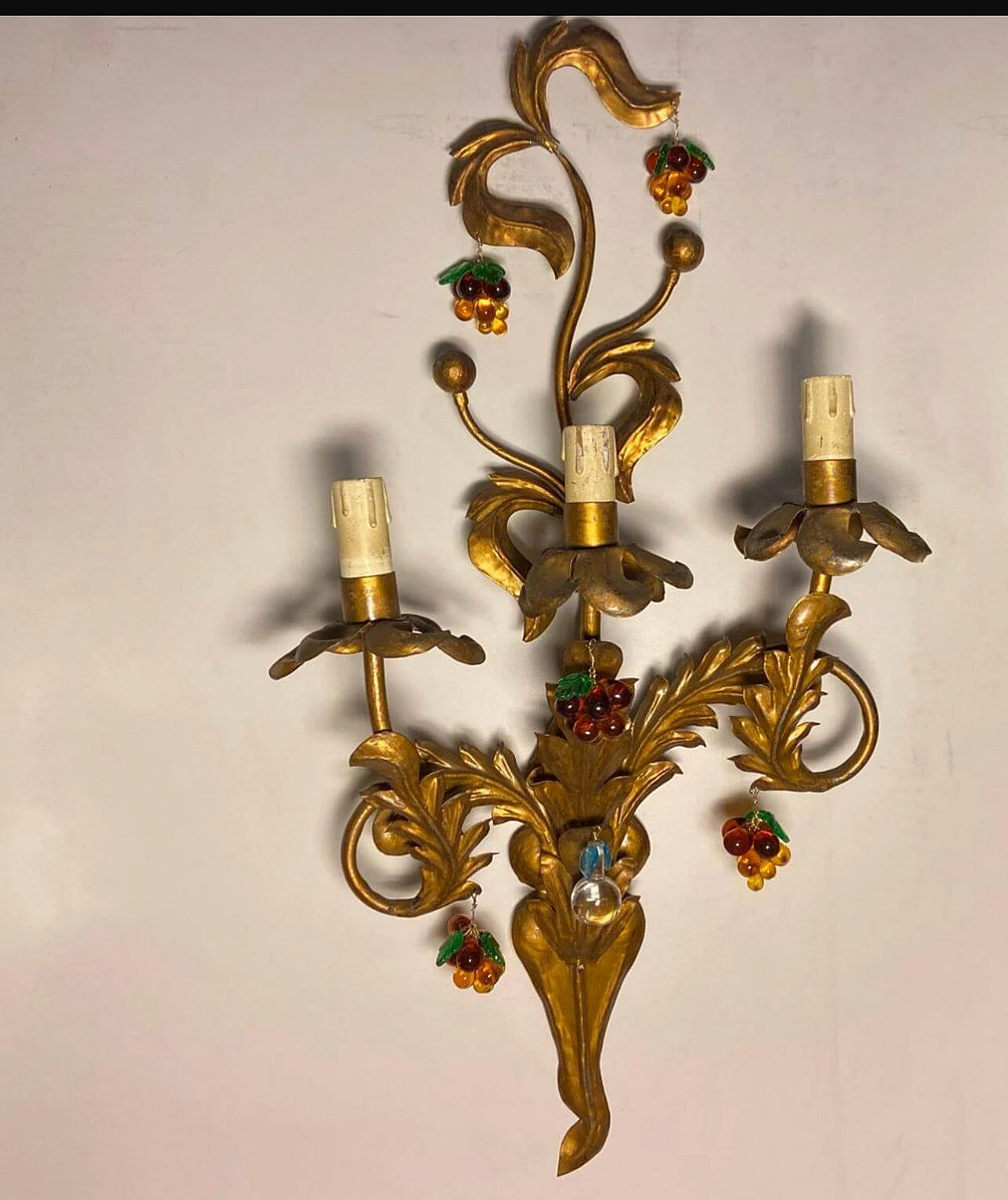 Gilded wall sconce with hanging fruit in Murano glass, 50s 1