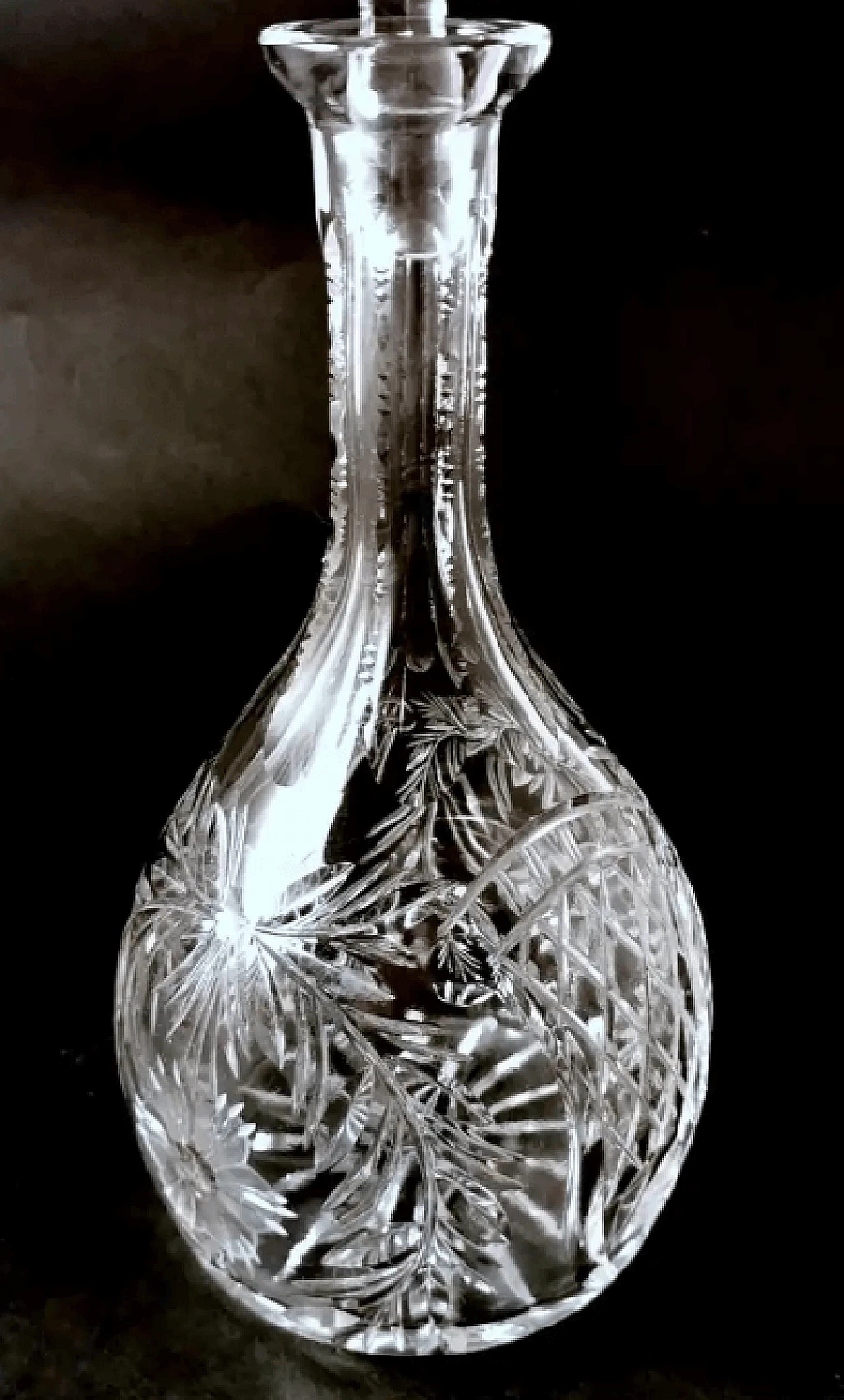 Bottiglia di liquore in cristallo molato a mano in stile bohémien, primo '900 3