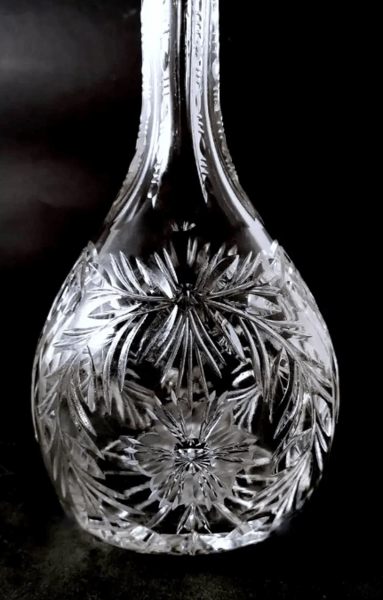 Bottiglia di liquore in cristallo molato a mano in stile bohémien, primo '900 5