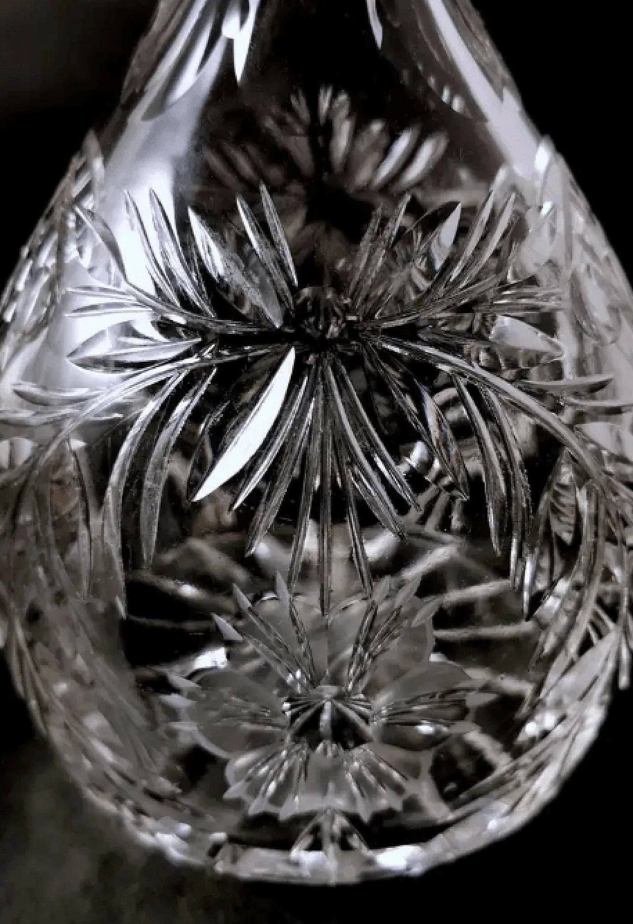 Bottiglia di liquore in cristallo molato a mano in stile bohémien, primo '900 6