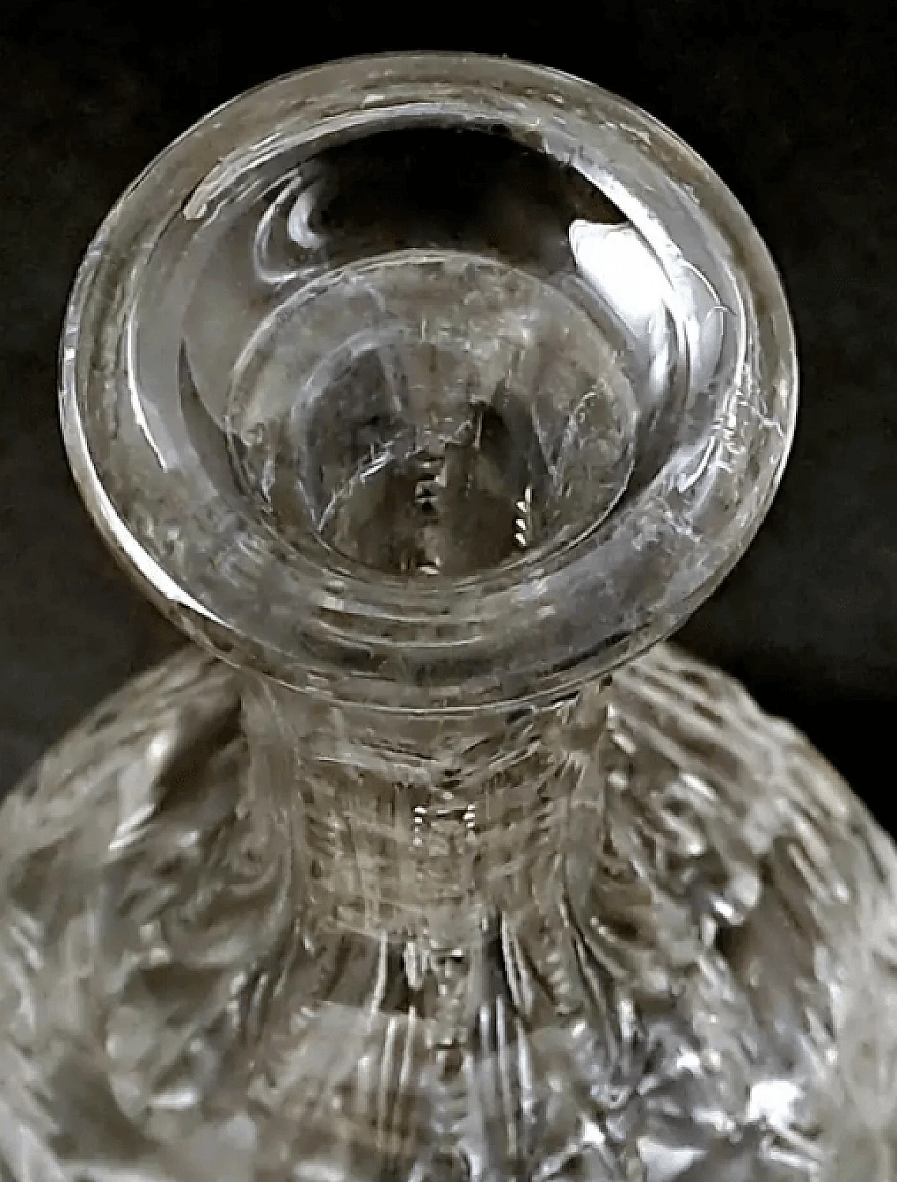 Bottiglia di liquore in cristallo molato a mano in stile bohémien, primo '900 8