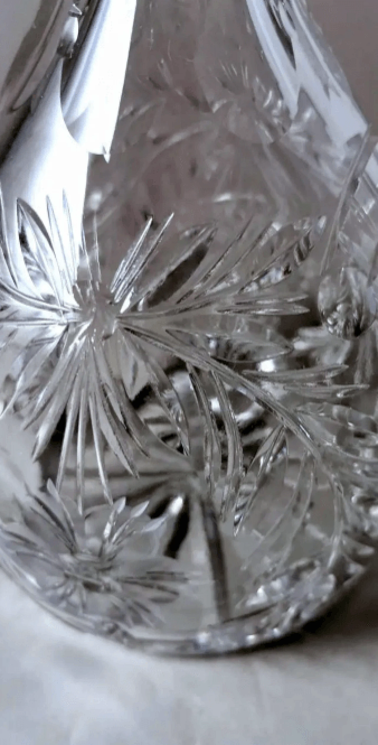 Bottiglia di liquore in cristallo molato a mano in stile bohémien, primo '900 12
