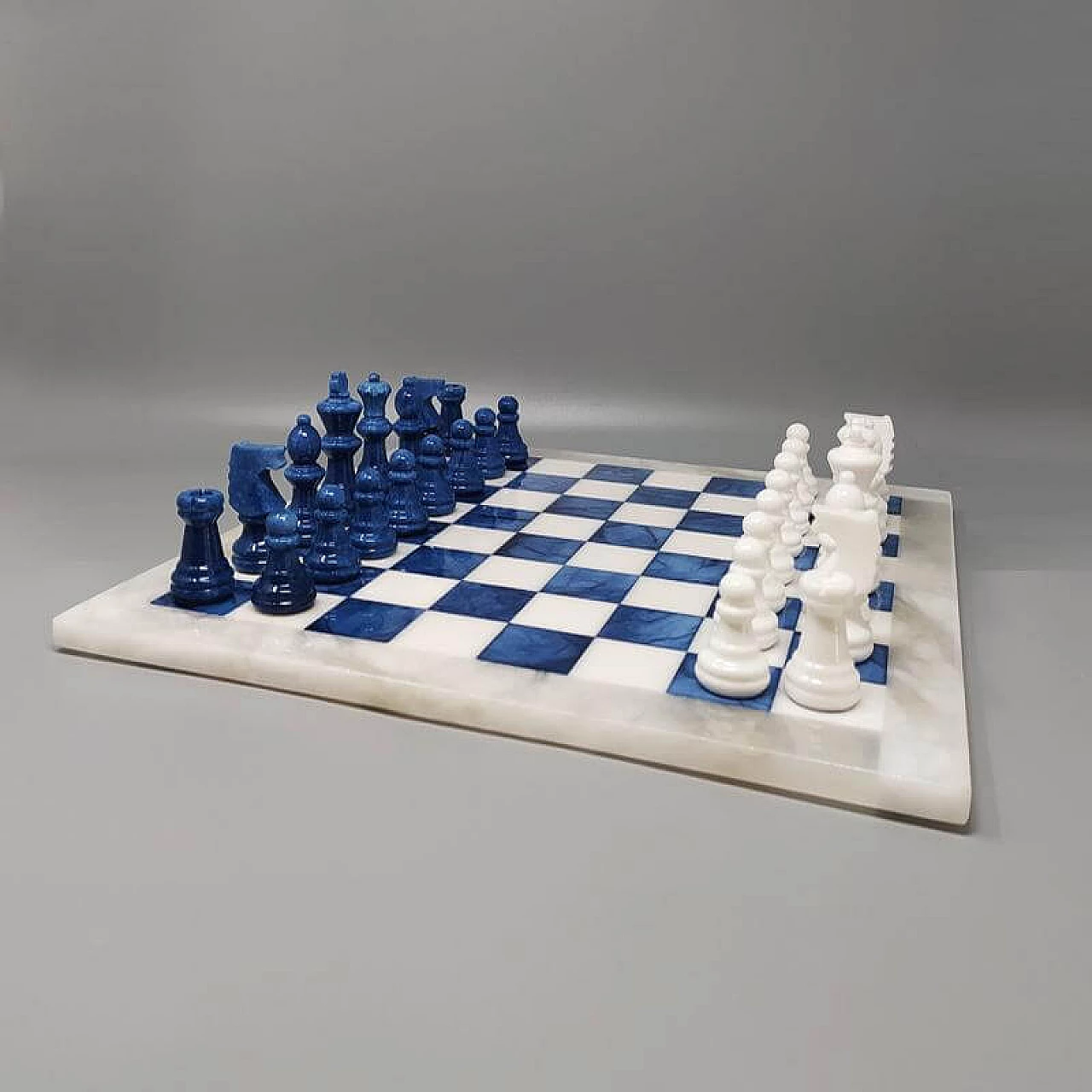 Scacchiera e scacchi in alabastro di Volterra blu e bianco, anni '70 2